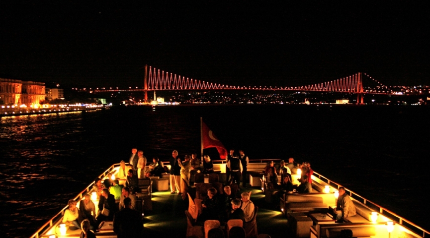 25 EKİM 2025 KADINLAR MATİNESİ  / İSTANBUL BOĞAZINDA TEKNEDE EĞLENCE TURU
